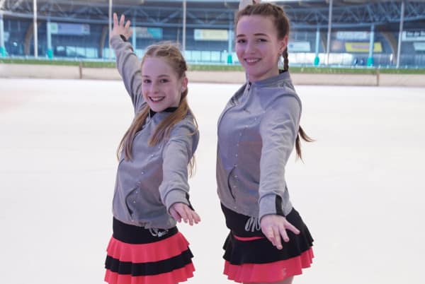 Twee leden van de kunstschaatsvereniging Haarlem op het ijs van de IJsbaan Haarlem