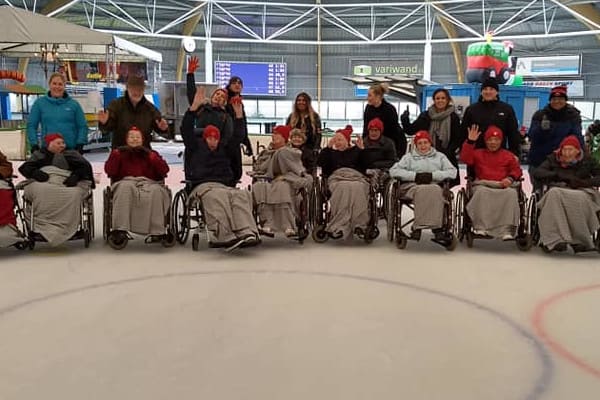 Een groep van een Haarlems verzorgingshuis dat met de bewoners is komen rolstoelschaatsen in Haarlem