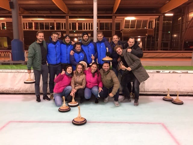 Een groep op de IJsbaan Haarlem die Bavarian Curling aan het spelen is.