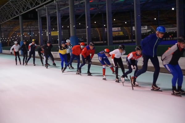 Groep schaatsers die met een buffelmarathon mee doet op de IJsbaan Haarlem