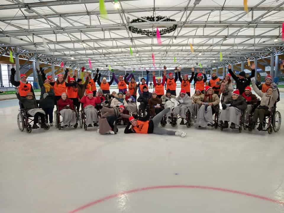 Ouderen kunnen op de ijsbaan rolstoelschaatsen.