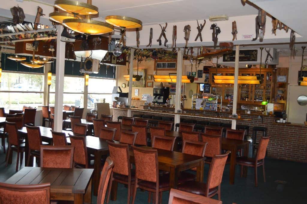Deze afbeelding geeft je een goede indruk van Maartens Café-Restaurant. Het café is een gezellige plek voor een kop warme chocolademelk, maar ook voor lekkere, voedzame dagschotels.