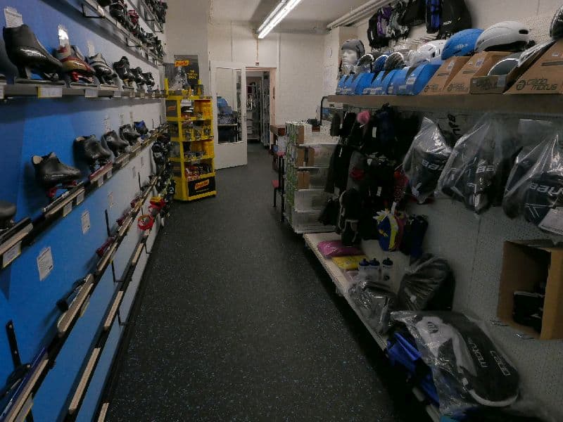 Interieur van de schaatswinkel op de IJsbaan Haarlem. In de winkel van Schaatssport Haarlem zijn vrijwel alle typen schaatsen verkrijgbaar, net als beschermingsmaterialen en sportkleding.