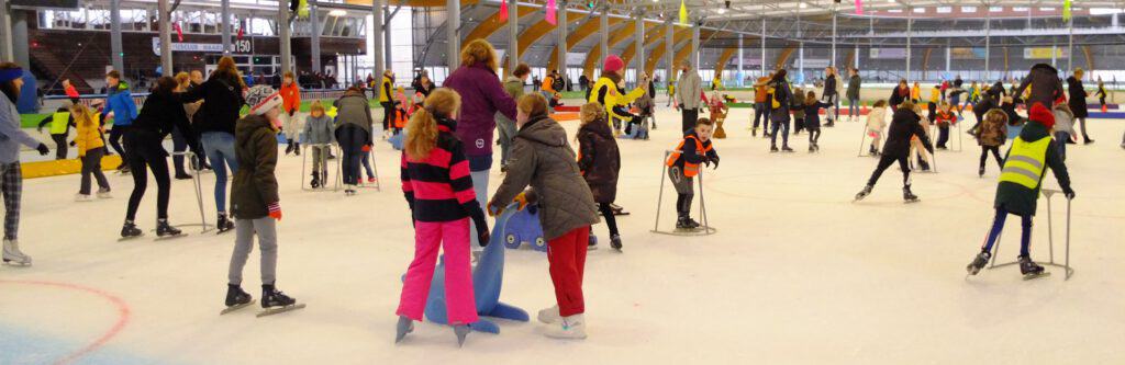 Overzichtsfoto van de middenbaan, ook we de 30x60meterbaan genoemd. In menu onder Algemene informatie vind je informatie over de openingstijden en de schaatsverhuur