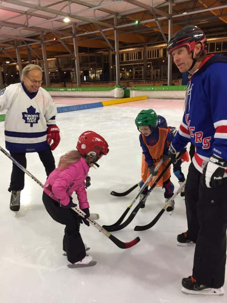 Kinderen spelen bandy op de ijsbaan haarlem
