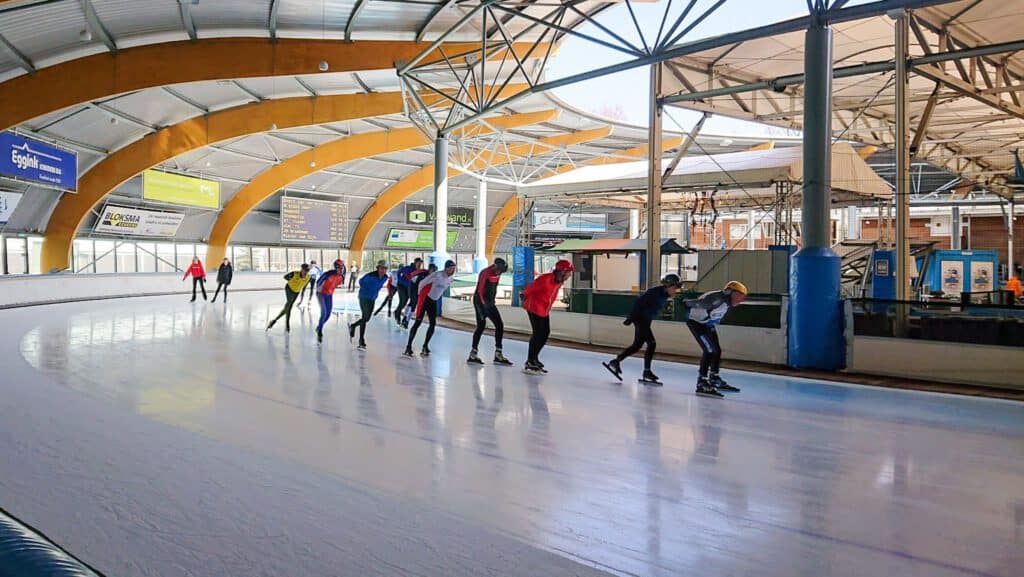 Schaatser op de ijsbaan in Haarlem. De huisregels en het schaatsreglement zijn opgesteld om het schaatsen voor iedereen veilig en leuk te maken.