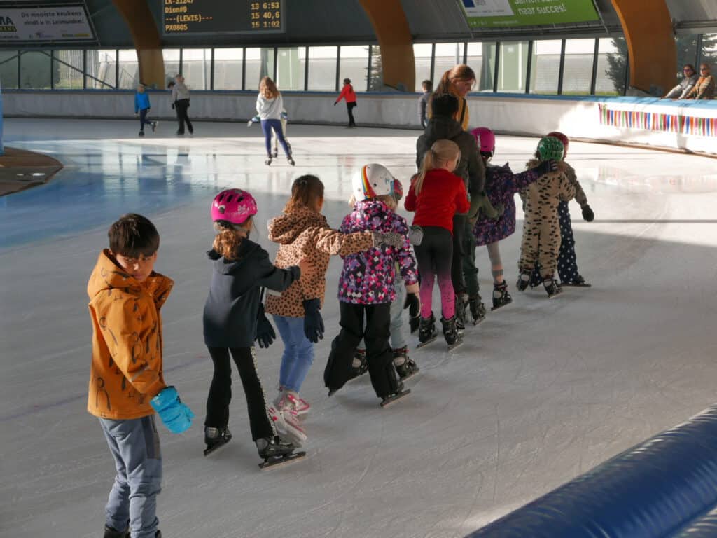 Schaatsles door Kras Sport op de IJsbaan Haarlem aan de jongste pupillen. Speels leren schaatsen. Plezier staat voorop.