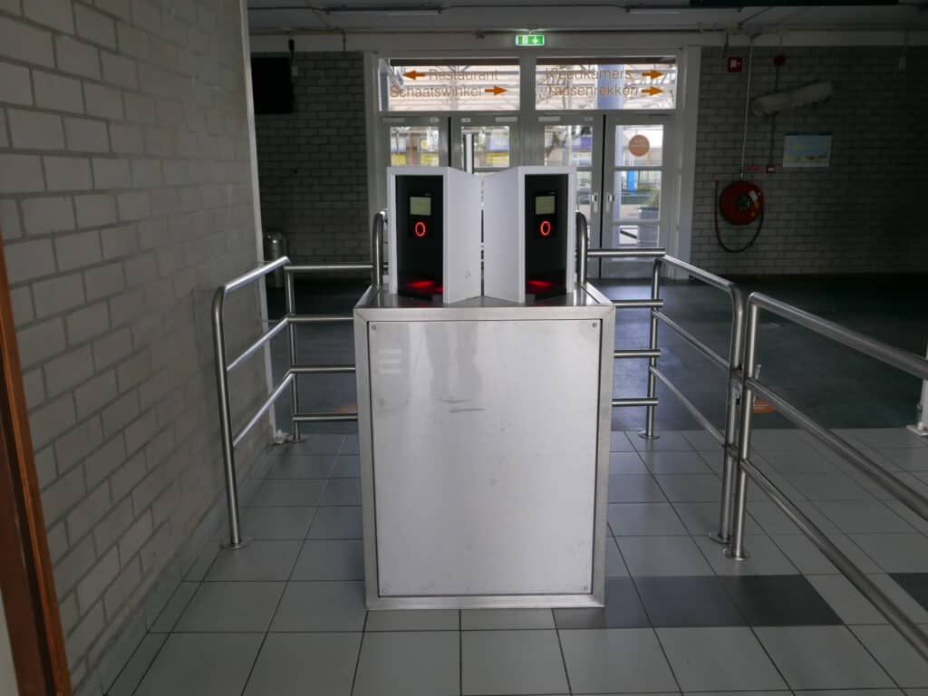 De tourniquets in de hal van de ijsbaan. Hier kun je jouw online-tickets direct scannen. Wachten in de rij bij de kassabalie behoort tot het verleden.