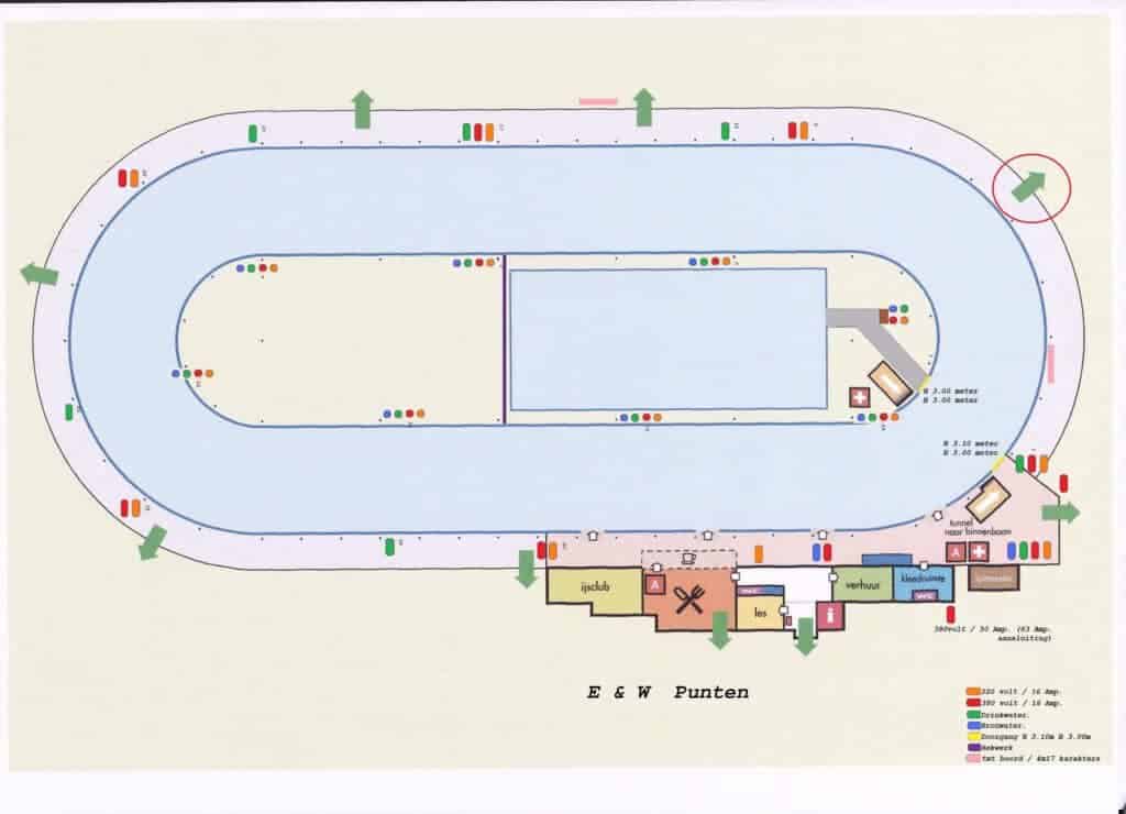 Plattegrond van de IJsbaan Haarlem . De kleedkamers bevinden zich in het blauwe rechthoek aan de rechterzijde van de gebouwen