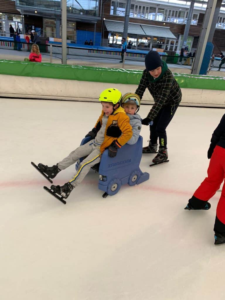 Schaatsen met kinderen op het middenterrein op de ijsbaan