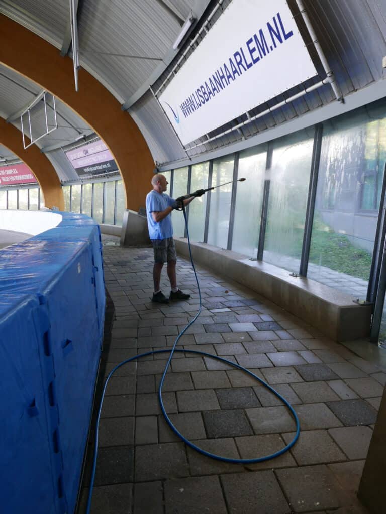 Schoonspuiten ijsbaan haarlem