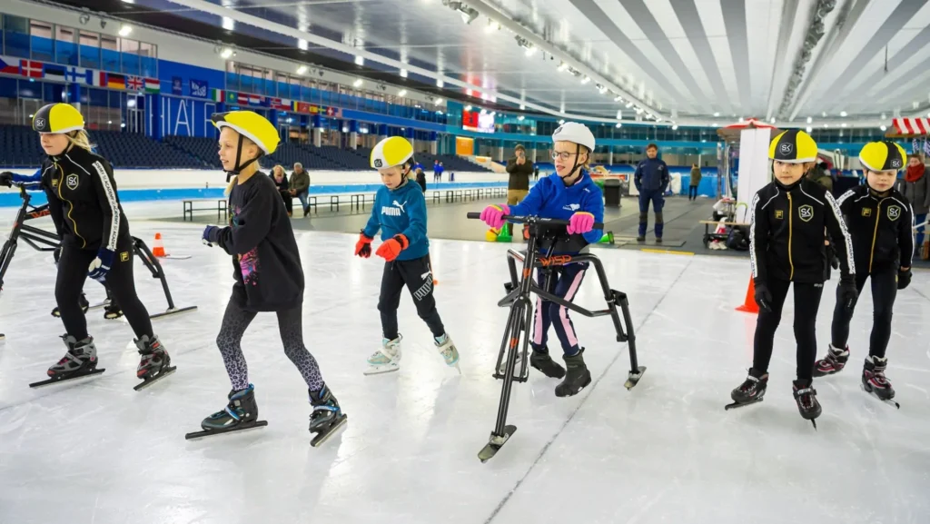 Samen schaatsen. Kinderen met beperking kunnen met een skateframe samen met kinderen zonder beperking schaatsen.