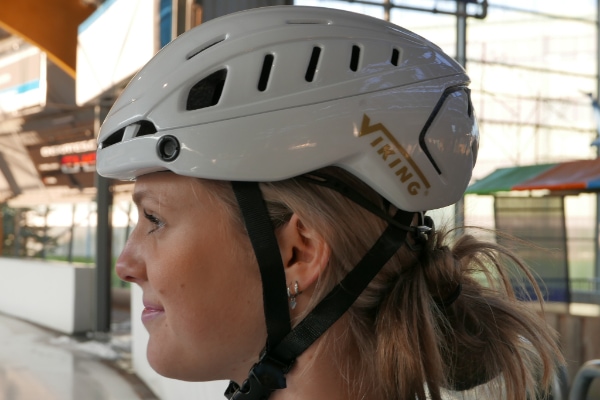 Vrouwelijke schaatser met een helm op.