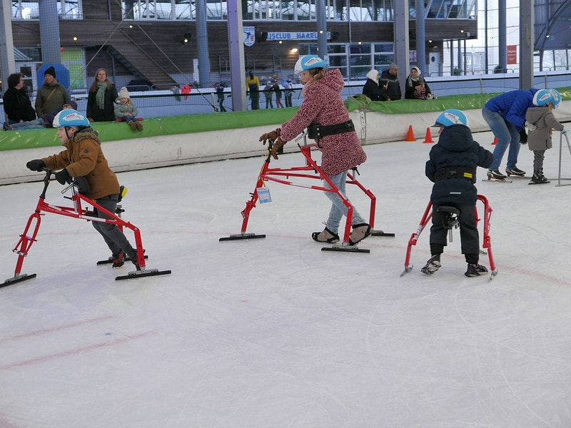 Schaatsen met een beperking is mogelijk dankzij schaatsframes