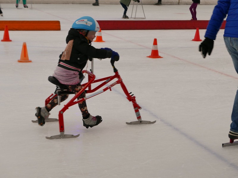 Foto van een kinder op een schaatsframe op de IJsbaan Haarlem