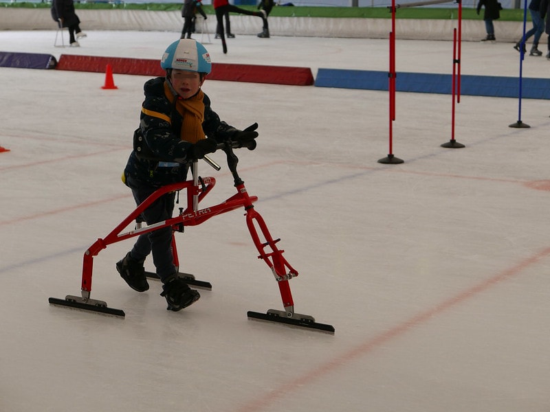 Foto van een kinder op een schaatsframe op de IJsbaan Haarlem
