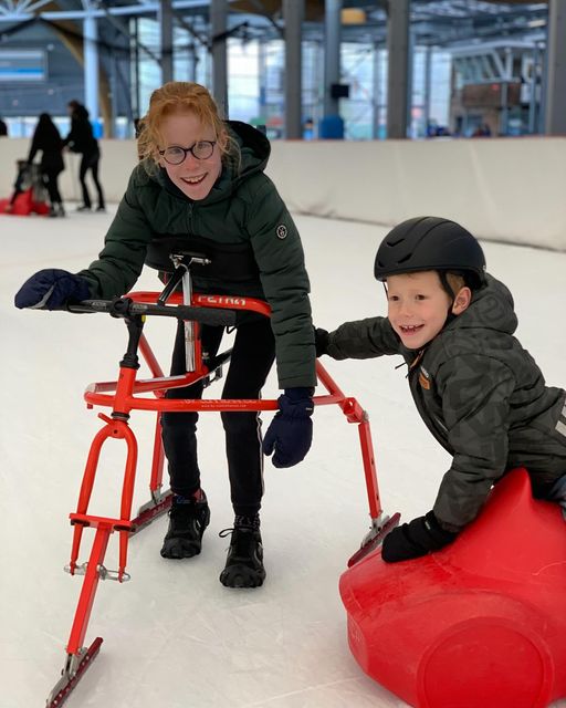 Kind op een schaatsframe