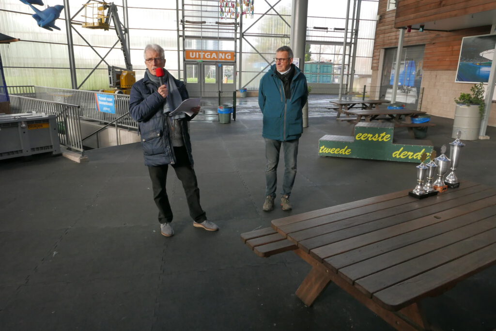 Theo Bakkum, voorzitter van de IJsclub Haarlem bedankt Bert Grotenhuis