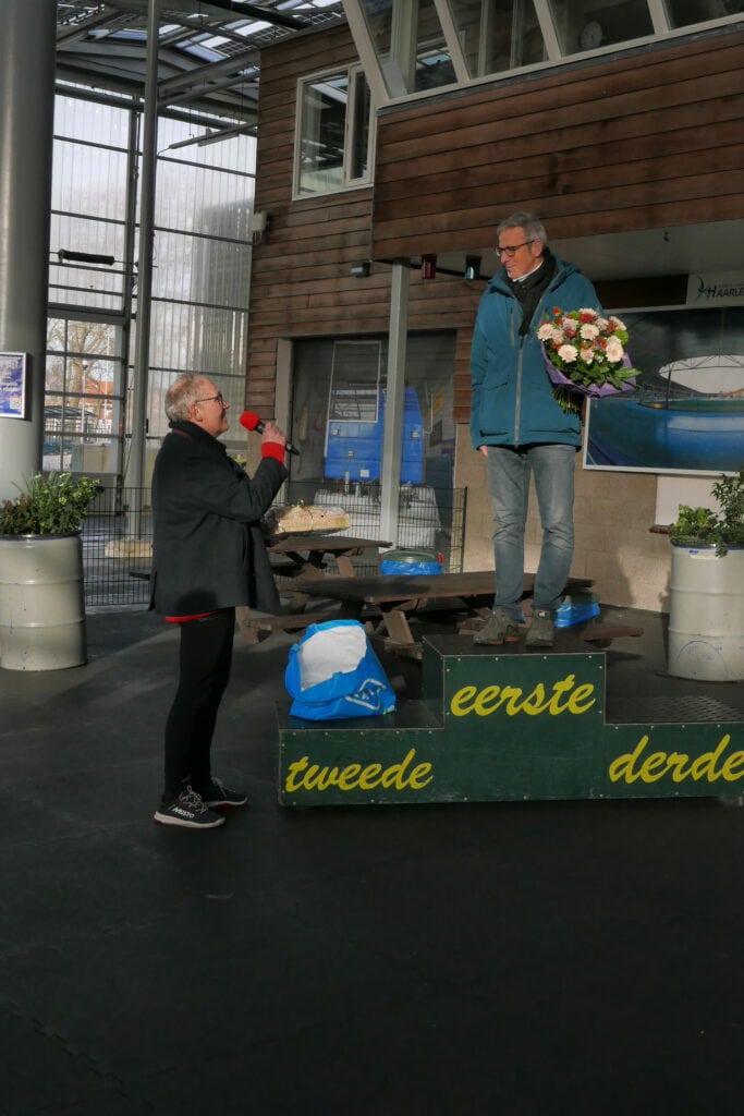 Maarten Ouwehand zet namens de rijders Bert Grotenhuis in het zonnetje voor de organisatie van de Bert Grotenhuis Bokaal.