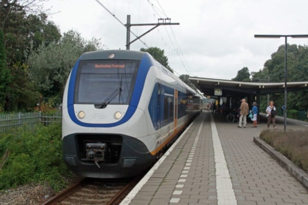 Foto van het station Bloemen op circa 10 minuten lopen van de IJsbaan Haarlem