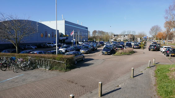 Foto parkeerplaats bij de IJsbaan Haarlem
