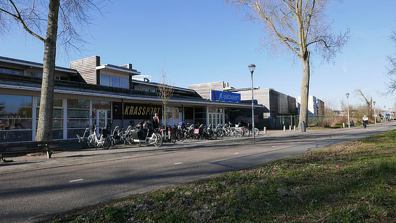 Ingang tot de IJsbaan Haarlem. De parkeerplaats is op achtergrond zichtbaar