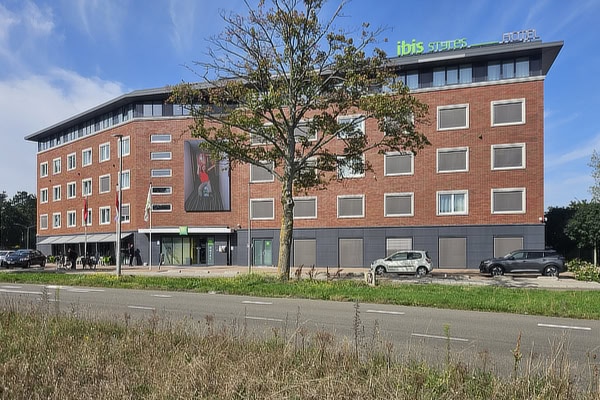 Photo of the Ibis Styles Hotel in Haarlem. Behind the hotel you wil find the Ice Rink Haarlem