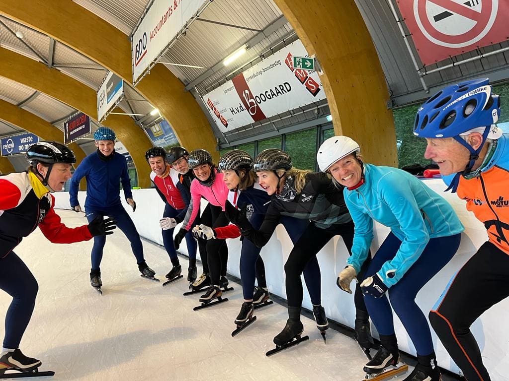 Foto van een schaatsles door de IJsclub Haarlem op de IJsbaan Haarlem